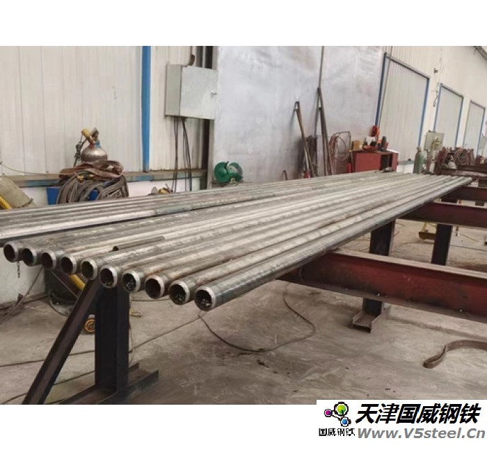 膜式水冷壁管排-材質：SA-210C規格：63.5×7.5 4根一排，鱗片寬度12.7mm厚度6mm管排總長度12米，內螺紋8個頭）